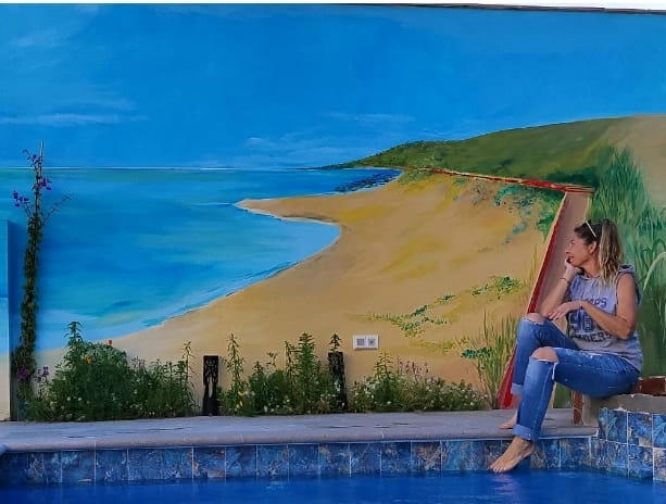 Mural playa alrededor de la piscina Mural pintado a mano en Málaga. La playa local de Mijas, el mar y las rocas. La senda del litoral. Una inmersión total del entorno local en la pared, ampliando el espacio y creando sensación de libertad