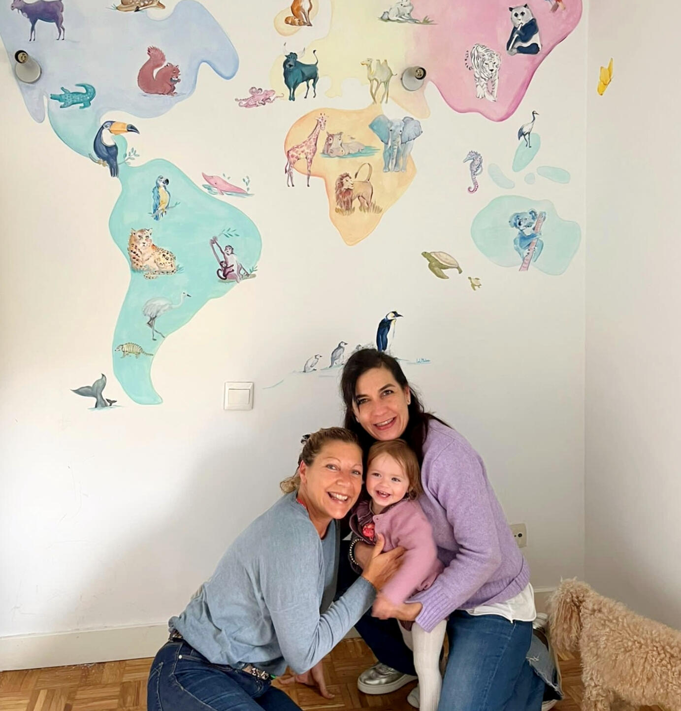 Un mapa del mundo repleto de animales en casa continente, pintados a mano y con los colores del unicornio. Para hacer única la habitación del bebé. Murales infantiles que cuentan historias.