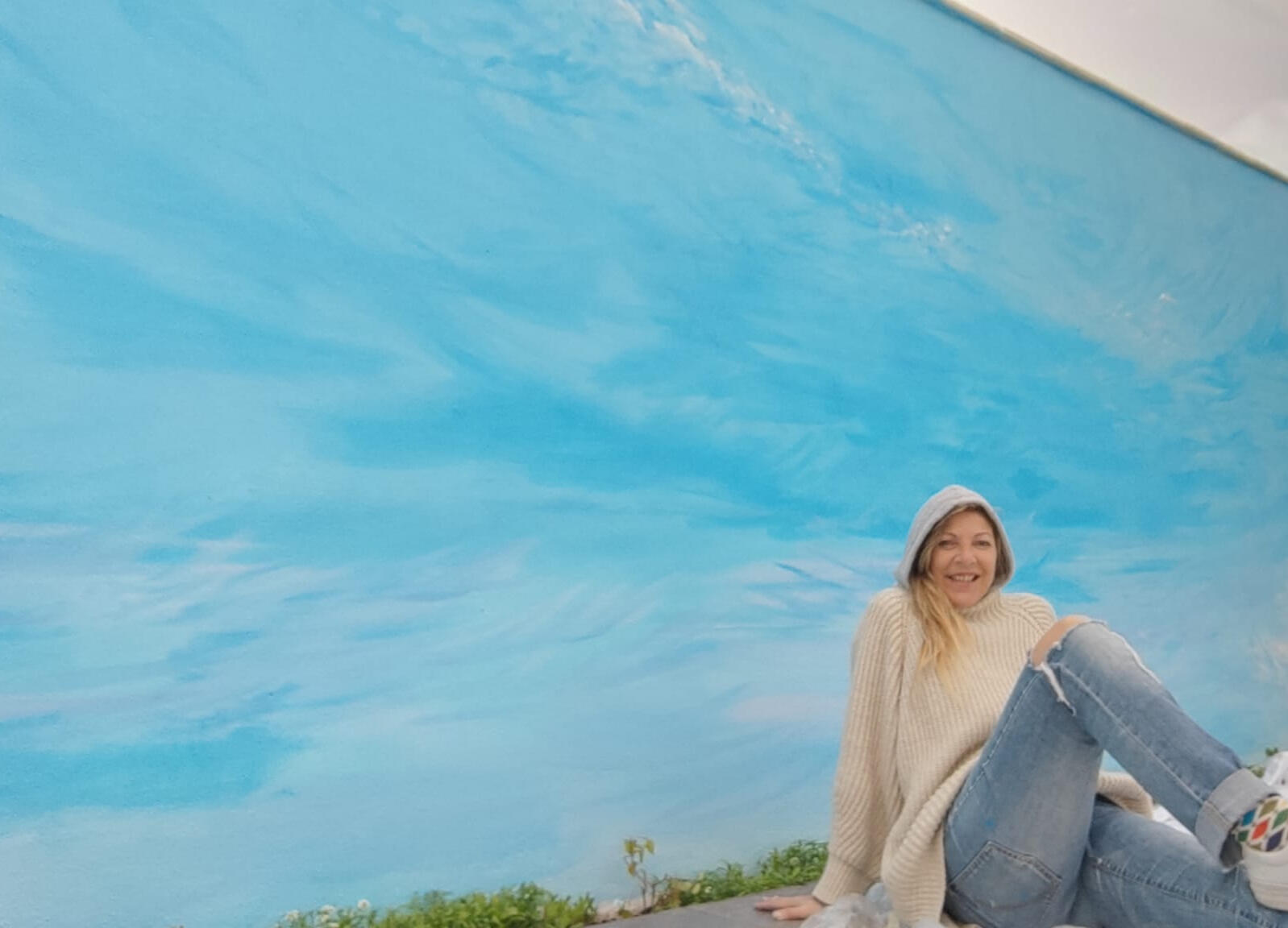 Mural Cielo azul Mural en pared exterior. Un hermoso cielo azul con sutiles nubes, apenas movidas por la brisa. Una mañana perfecta en diferentes azules para entrar en el hogar y sentirse en el paraíso. Pintura realizada por encargo en Tooker Vacation Properties en la Cala
