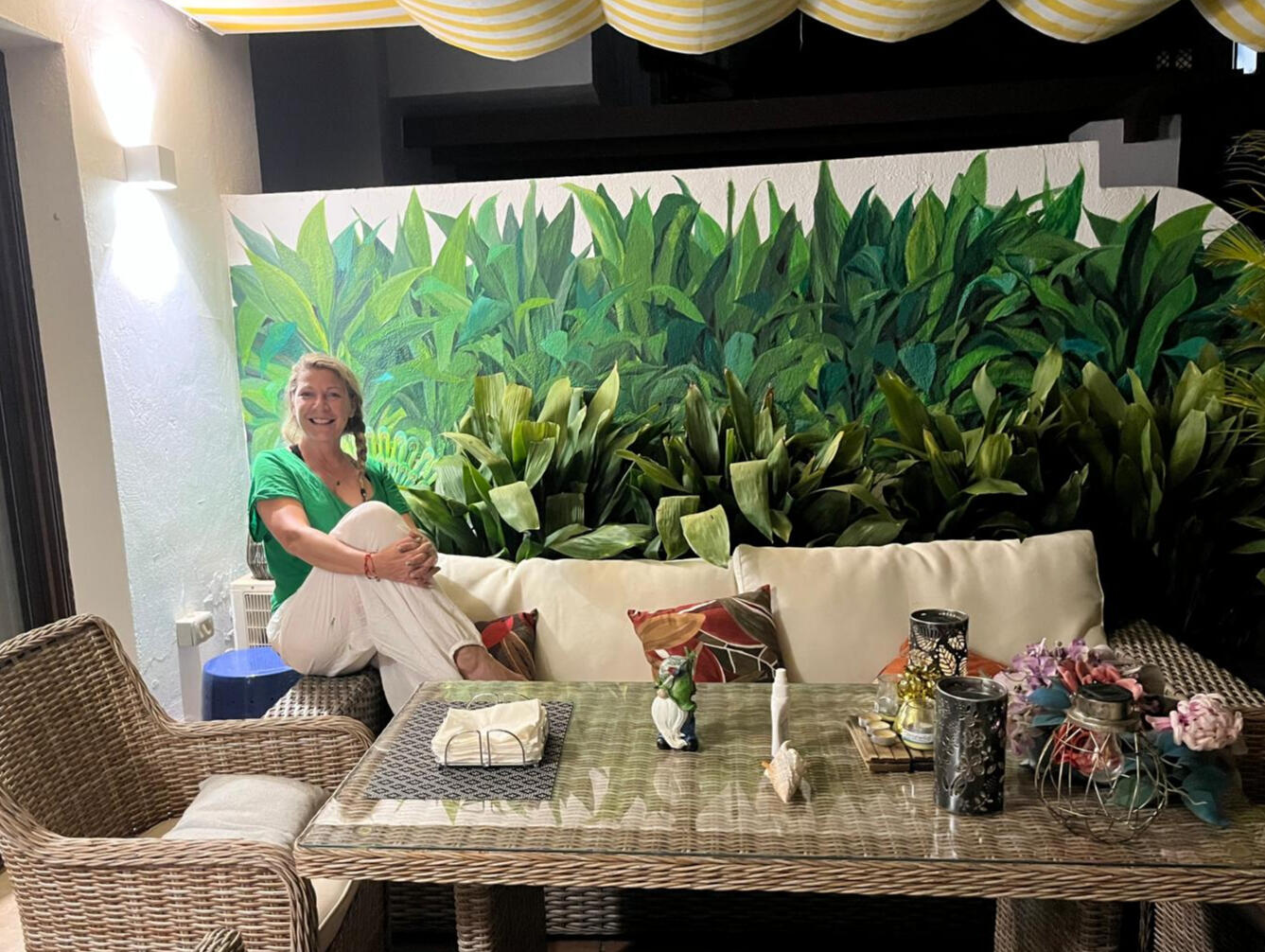 Mural en Marbella. Pintura en la pared en el ático de la urbanización del cliente Plantas pintadas a mano. Recrea un jardín infinito donde se integran las macetas de esta hermosa terraza marbellí para disfrutar todo el año.