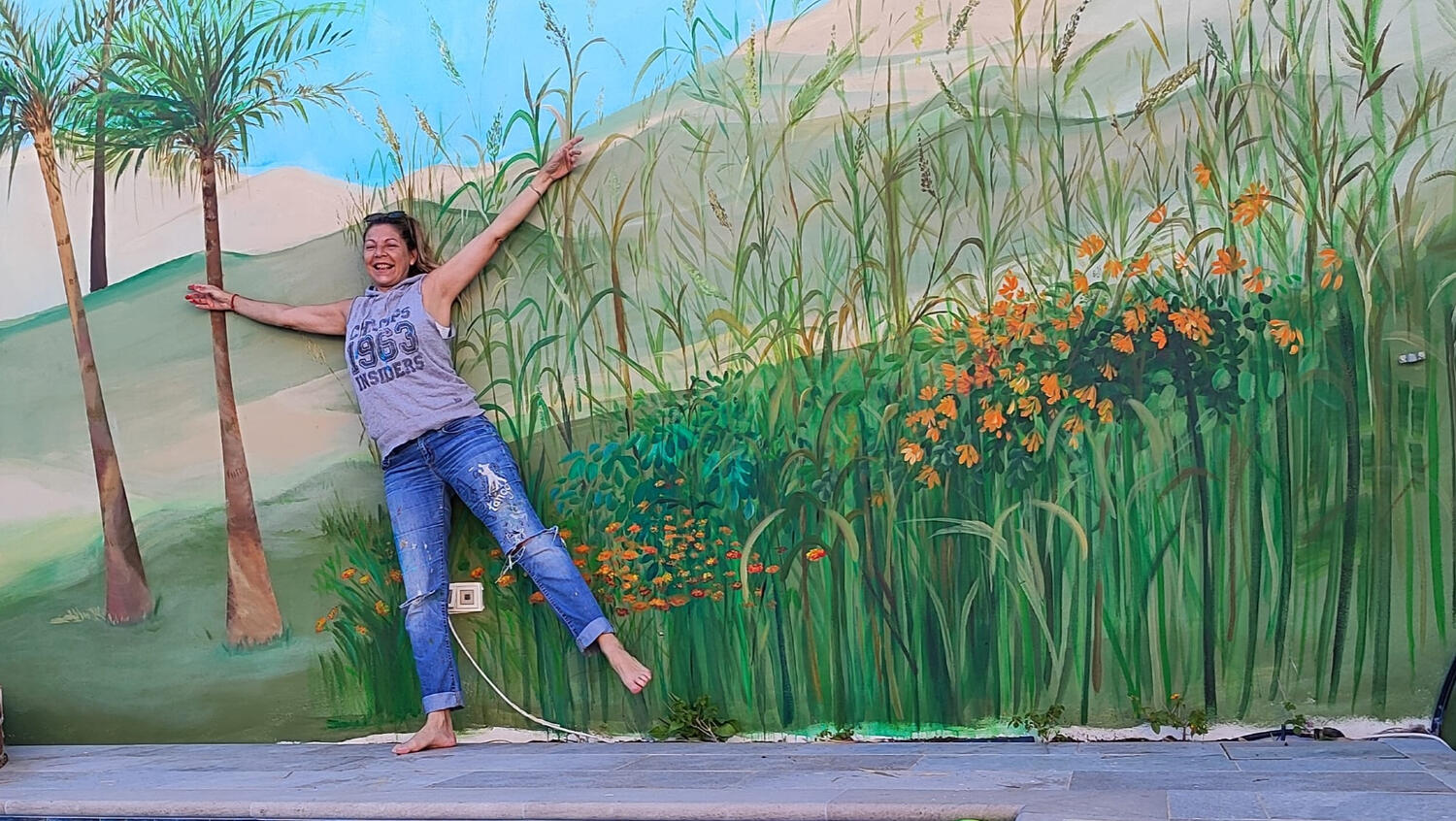 Mural Sierra Mural pintado a mano por Lol Malone. La sierra local de Mijas y si vegetación. Una inmersión total del entorno local en la pared, ampliando el espacio y creando sensación de libertad